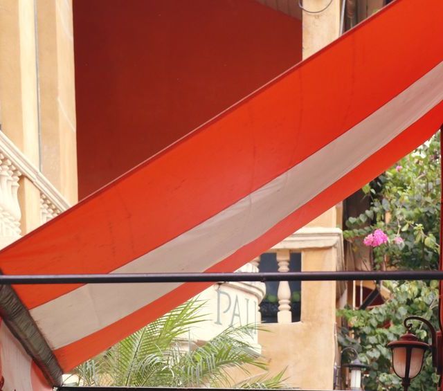toldo de tela naranja y blanca