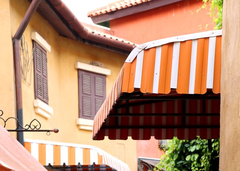 toldo naranja y blanco