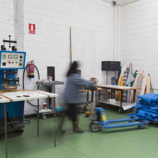 trabajadora de la confección
