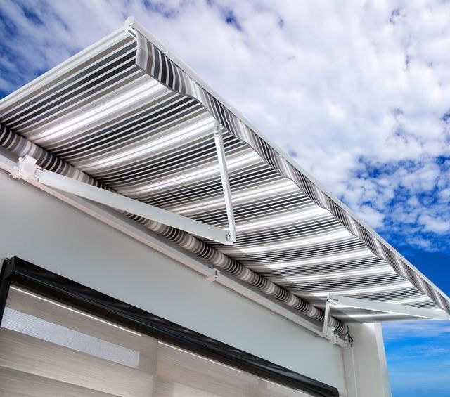 toldo negro y blanco